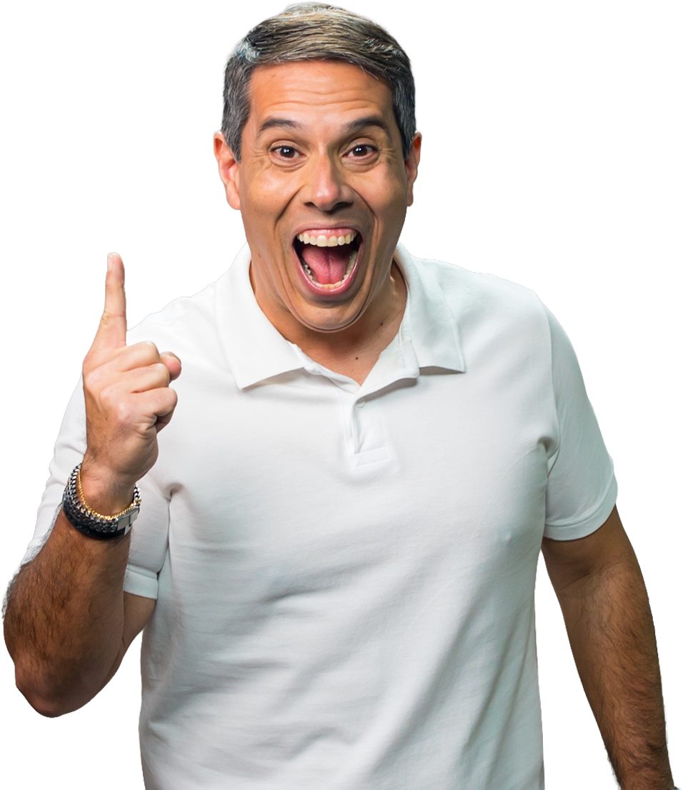 Amaro Neto animado apontando para cima