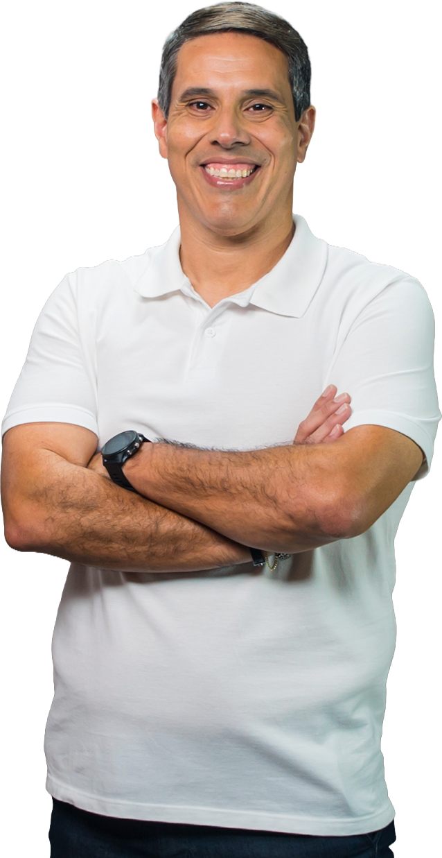 Amaro Neto de braços cruzados sorrindo