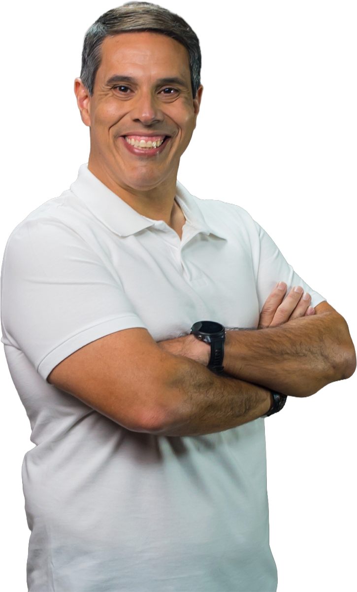 Amaro Neto sorrindo de braços cruzados