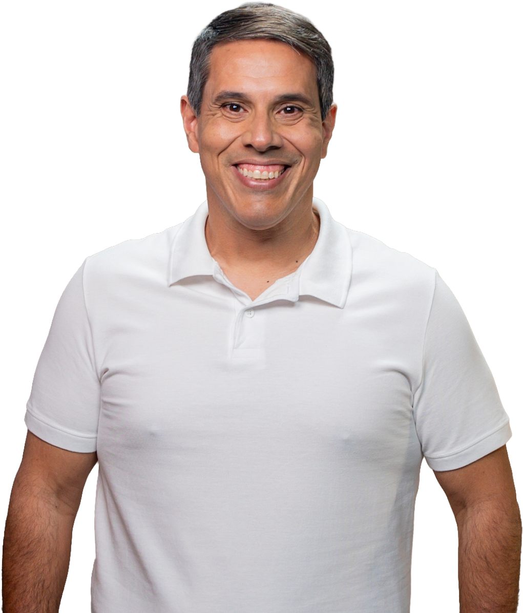 Amaro Neto sorrindo de camisa branca